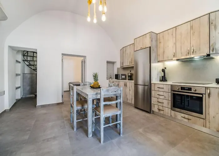 Brouzos- Maisonette With Sea & Mountain View Emporio (Santorini)